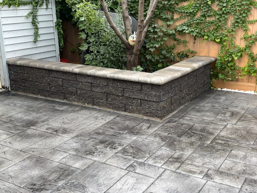 Block wall corner detail with capstones — Chicago, IL