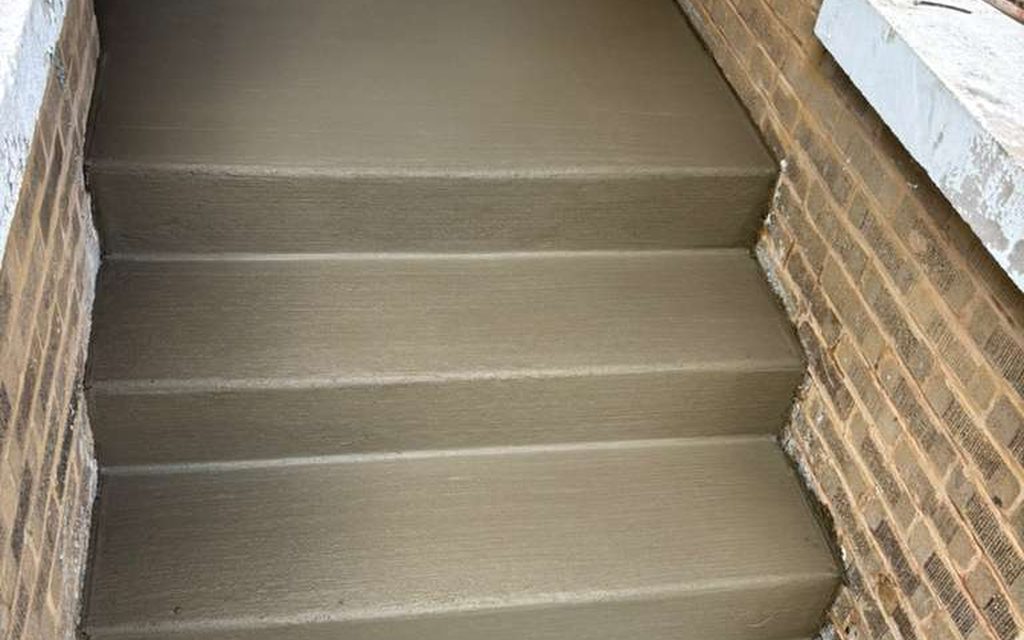 Rebuilt concrete front steps — Chicago, IL